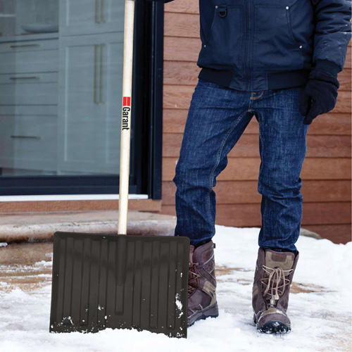 Pelle &agrave; neige Nordic, Lame Polypropyl&egrave;ne, Largueur 17-3/4", Manche Prise en D OCP Construction Supplies