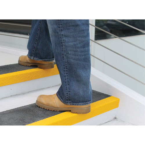 Rebords de marches antid&eacute;rapants Safestep, 13,5" la x 32" lo, Noir & jaune OCP Construction Supplies