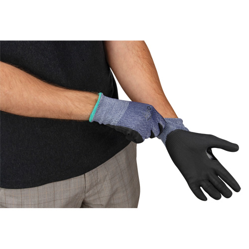 Gants r&eacute;sistant &agrave; la coupe, Taille Moyen, Calibre 15, Rev&ecirc;tement Mousse de nitrile, Enveloppe en PEHP, ASTM ANSI niveau A3 OCP Construction Supplies