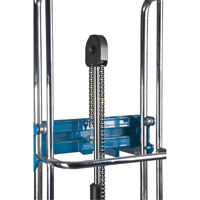 Gerbeur hydraulique &agrave; plateforme, M&eacute;canisme Pompe au pied, Capacit&eacute; de 880 lb, Levage max de 60" OCP Construction Supplies
