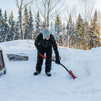 Pelle &agrave; neige Yukon, Lame Polypropyl&egrave;ne, Largueur 18", Manche Prise en D ergonomique OCP Construction Supplies