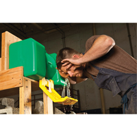 Poste de douche oculaire, Aliment&eacute; par gravit&eacute;, Capacit&eacute; 9 gal., Conformit&eacute; ANSI Z358.1 OCP Construction Supplies