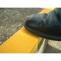 Rebords de marches antid&eacute;rapants Safestep, 2,75" la x 59" lo, Jaune OCP Construction Supplies