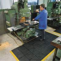 Tapis antifatigue &agrave; imbrication Cushion-Ease 550, &agrave; fentes, 3' x 3' x 3/4", Noir, Caoutchouc OCP Construction Supplies