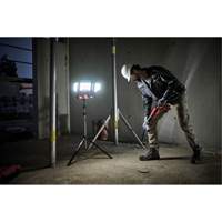 Lampe de travail &agrave; DEL professionnelle &agrave; panneaux pliants lumens sans fil 18V sur tr&eacute;pied, DEL, 3600 lumens OCP Construction Supplies